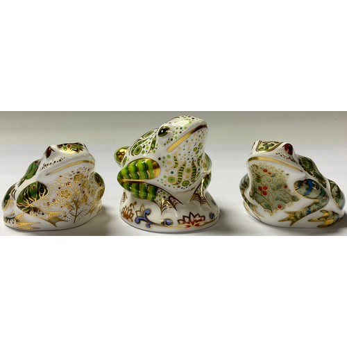 5112 - A Royal Crown Derby paperweight, Toad, limited edition 391/3,500, gold stopper, 7.5cm, printed mark ... 