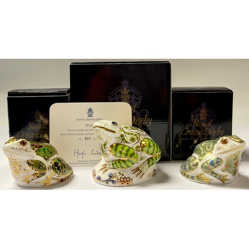 5112 - A Royal Crown Derby paperweight, Toad, limited edition 391/3,500, gold stopper, 7.5cm, printed mark ... 