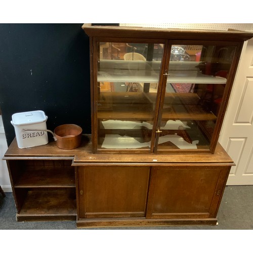 687 - A large Victorian oak workshop/scullery/Kitchen cabinet, the mirrored back two door glazed top, 121c... 