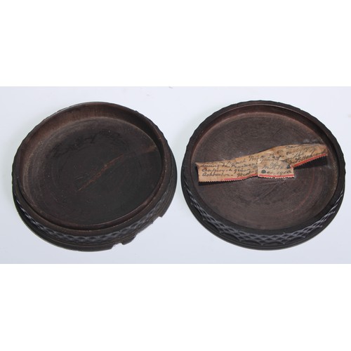 655 - An early 19th century engine turned lignum vitae table snuff box, the push-fitting cover centred by ... 