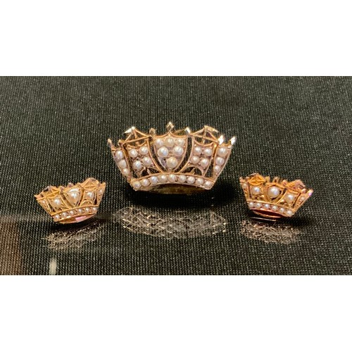 754 - A 9ct gold seed pearl inset naval crown brooch and earrings suite, each encrusted with mabe pearls, ... 