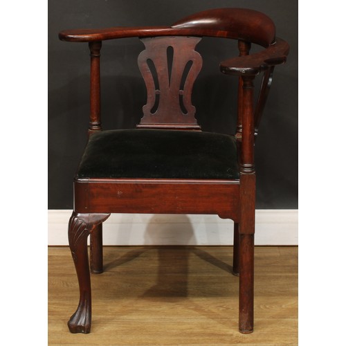 1111 - A George III mahogany corner chair, shaped and pierced splats, drop-in seat, cabriole foreleg, trefi... 