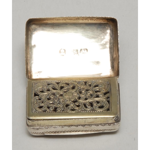 315 - A George IV silver vinaigrette, engraved with leaves, gilded interior with hinged pierced grill, 3.5... 