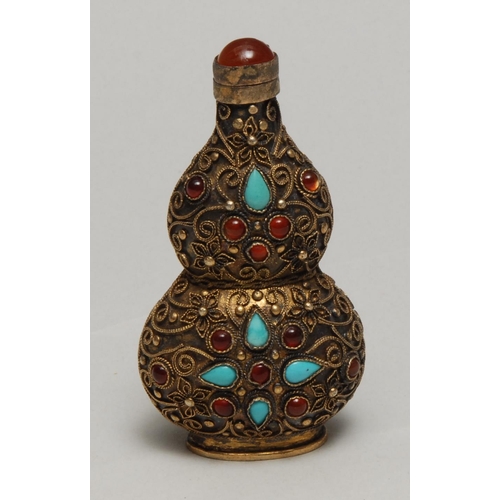 798 - A Chinese silver gilt double gourd snuff bottle, applied with filigree and set with turquoise and ca... 