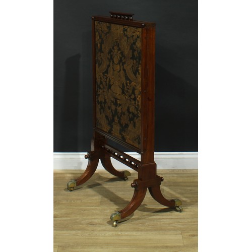 1430 - A Regency mahogany extending fire screen, rectangular frame with channelled edge, sabre legs, brass ... 