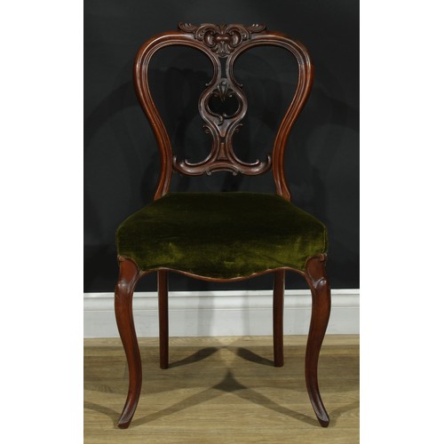 1128 - A set of six Victorian walnut dining chairs, each with a shaped cresting rail carved with acanthus a... 