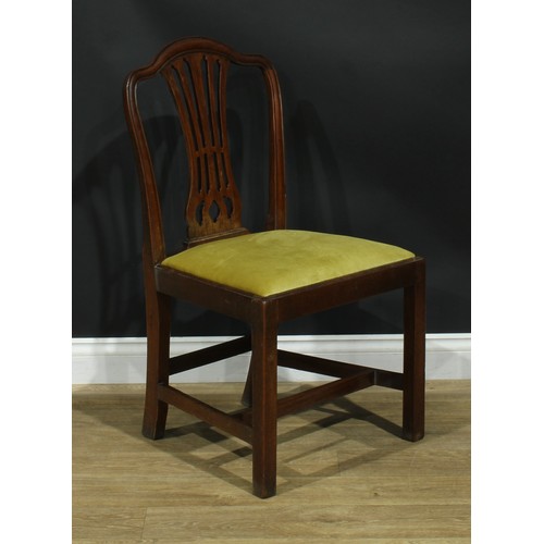 1126 - A set of six George III mahogany dining chairs, each with a shaped and pierced splat, drop-in seat, ... 