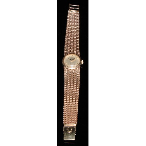 328 - A 9ct gold lady's Omega wristwatch, champagne dial, baton markers, side wind, fine mesh strap, 27g g... 