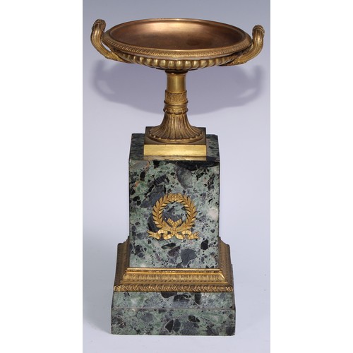 982 - A French Empire gilt bronze mounted green breccia marble mantel clock garniture, 8cm gilt dial inscr... 