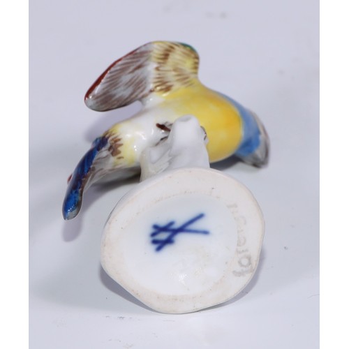 535 - A set of five German porcelain miniature models of parrots, brightly decorated in polychrome, the la... 