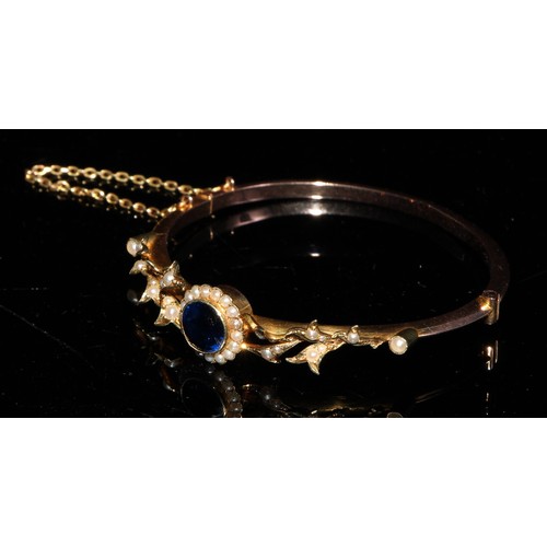 351 - A late 19th/early 20th century 15ct gold hinged bangle bracelet, set with a central sapphire accente... 