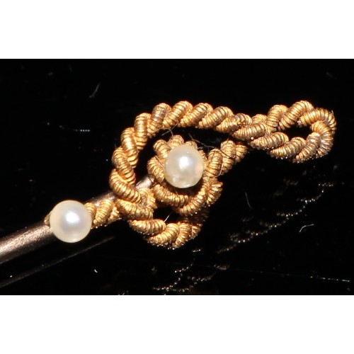 339 - A 15ct gold stick pin, as a rope twist treble clef, set with a pair of seed pearls, rose gold plated... 