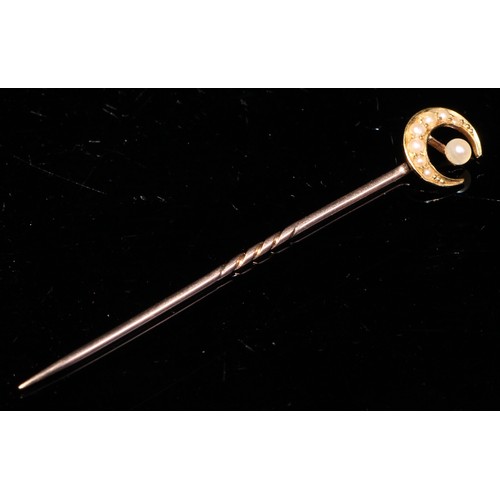 339 - A 15ct gold stick pin, as a rope twist treble clef, set with a pair of seed pearls, rose gold plated... 