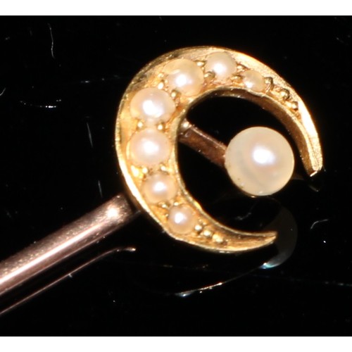 339 - A 15ct gold stick pin, as a rope twist treble clef, set with a pair of seed pearls, rose gold plated... 