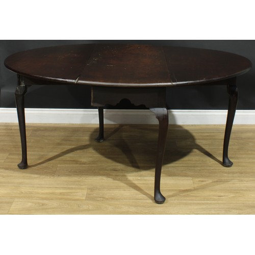 1092 - A George II mahogany oval gateleg dining table, shaped apron, cabriole legs, pad feet, 71cm high, 52... 