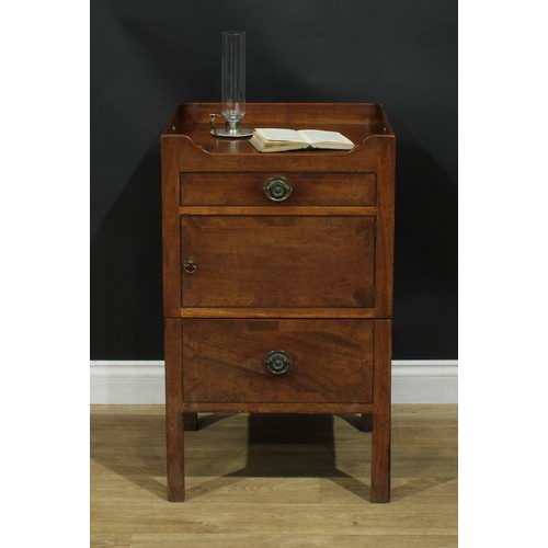 1232 - A George III mahogany tray top bedroom night cupboard, 85cm high, 50.5cm wide, 50.5cm deep, c.1810