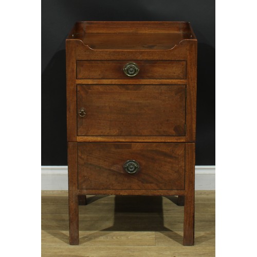 1232 - A George III mahogany tray top bedroom night cupboard, 85cm high, 50.5cm wide, 50.5cm deep, c.1810