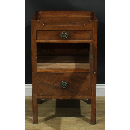 1232 - A George III mahogany tray top bedroom night cupboard, 85cm high, 50.5cm wide, 50.5cm deep, c.1810