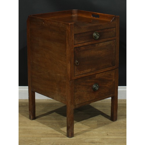 1232 - A George III mahogany tray top bedroom night cupboard, 85cm high, 50.5cm wide, 50.5cm deep, c.1810