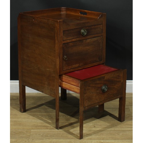 1232 - A George III mahogany tray top bedroom night cupboard, 85cm high, 50.5cm wide, 50.5cm deep, c.1810