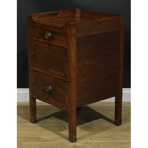 1232 - A George III mahogany tray top bedroom night cupboard, 85cm high, 50.5cm wide, 50.5cm deep, c.1810