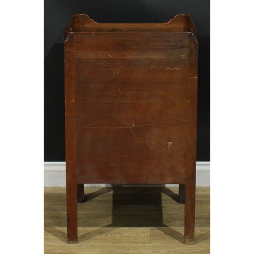 1232 - A George III mahogany tray top bedroom night cupboard, 85cm high, 50.5cm wide, 50.5cm deep, c.1810