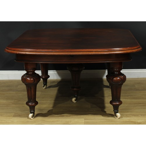 1292 - A large Victorian mahogany five-leg extending dining table, discorectangular top with three addition... 