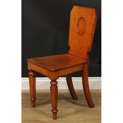 1409 - A pair of Victorian oak hall chairs, each with a shaped rectangular back with vacant oval crest rese... 