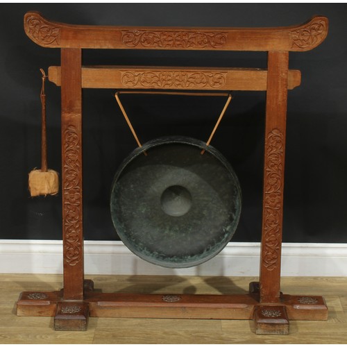 1321 - A late 19th century floor-standing dinner gong, as a Hachiman gate, relief carved throughout with sc... 