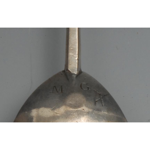 47 - A Charles I silver seal top spoon, the bowl initialled MG to verso, 15.5cm long, five petal mark, 15... 