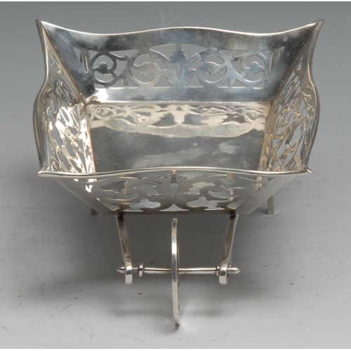 276 - An Edwardian silver novelty sweetmeat dish, as a wheelbarrow, 20cm long, Birmingham 1909, 148g