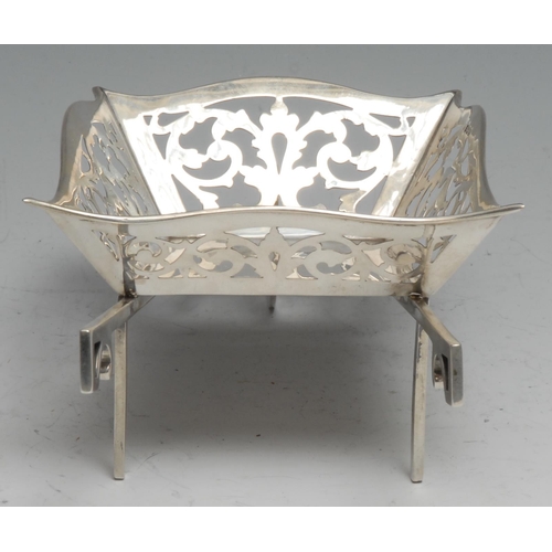 276 - An Edwardian silver novelty sweetmeat dish, as a wheelbarrow, 20cm long, Birmingham 1909, 148g