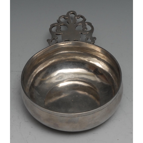 204 - A Queen Anne Britannia silver bleeding bowl, pierced lug handle, 12cm diam, Joseph Clare I, London 1... 