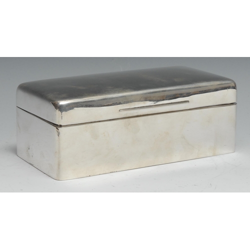 148 - A George V silver rounded rectangular cigar box, quite plain, hinged cover enclosing twin compartmen... 