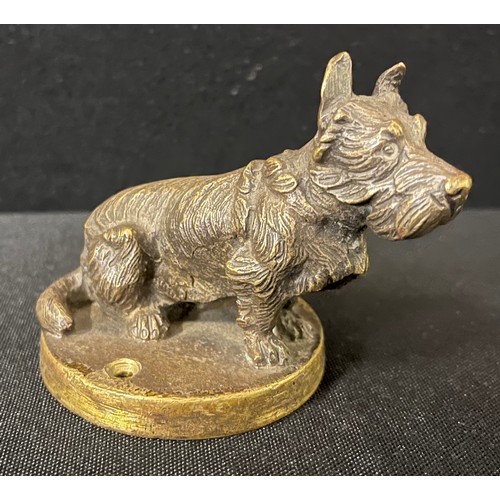 3024 - A 20th century gilt bronze car mascot, Scottish Terrier, seated, 7cm high, c.1930