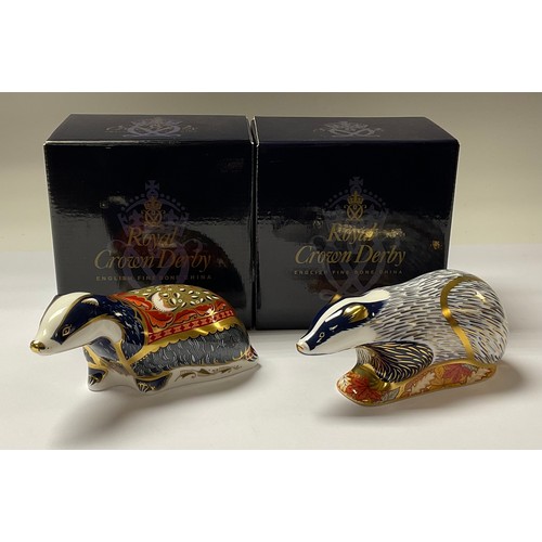 5132 - A Royal Crown Derby paperweight, Moonlight Badger, gold stopper, 15cm long, printed mark in red, box... 