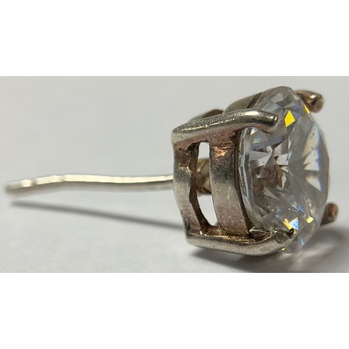 356 - A solitaire diamond, set as an ear stud, the old round brilliant cut diamond, measuring approx 9.02m... 