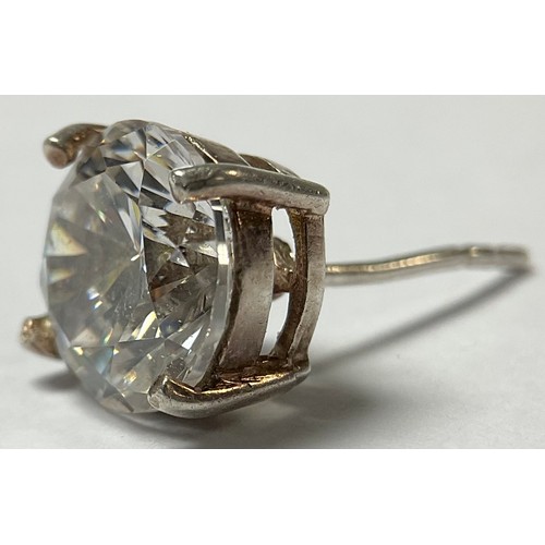 356 - A solitaire diamond, set as an ear stud, the old round brilliant cut diamond, measuring approx 9.02m... 