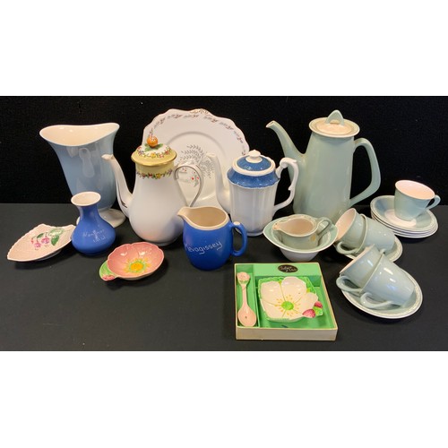 207 - A mid 20th century Figgjo Flint Norway coffee set, incised decoration inc coffee pot, cups, saucers ... 