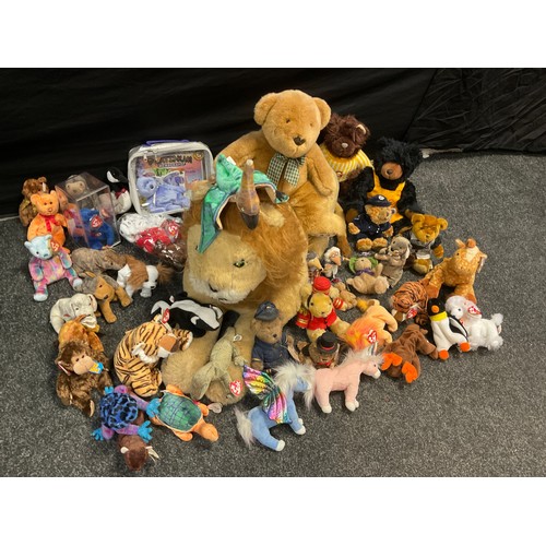 223 - A large quantity of Beanie Babies; A very large stuffed toy lion; a quantity of teddy bears (qty)