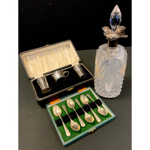 407 - A George VI silver three piece cruet set, Addie Brothers, Birmingham 1946, 117.2g,  cased;  set six ... 