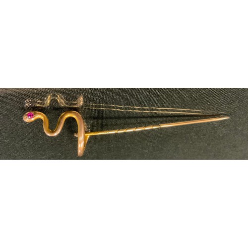 441 - A 9ct gold snake tie pin, ruby red head, marks rubbed, 2.4g gross