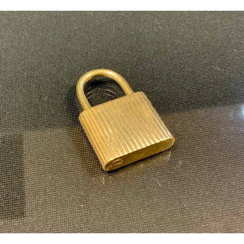 451 - An 18ct gold padlock pendant, London 1970, 14.9g