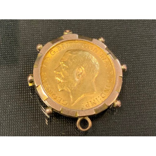 453 - A George V half sovereign pendant, 1911, 9ct gold mount, 5.6g gross