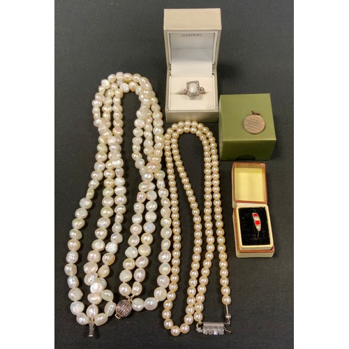 465 - A 9ct gold and silver dress ring;  another;  three strand cultured pearl necklace etc