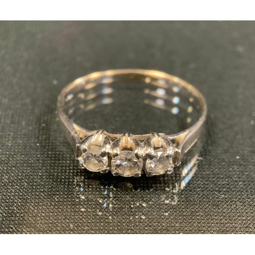 470 - A diamond ring, liner set with three round brilliant cut diamonds, total estimated diamond weight ap... 