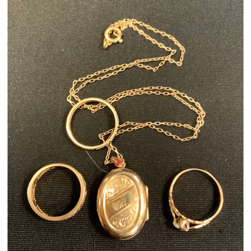 472 - A 9ct gold Celtic knot band ring;  others,  oval locket pendant necklace, 10.3g gross (4)