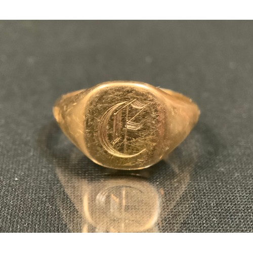 477 - A 9ct gold signet ring, initialled top, E, size N, 5.6g