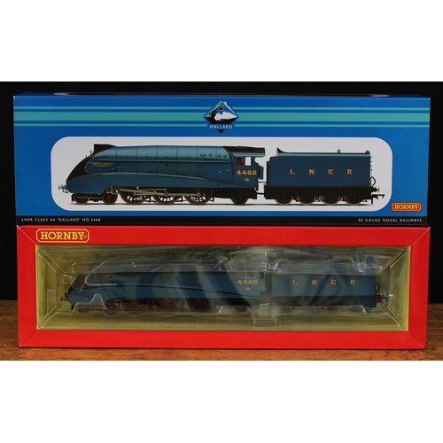 2333 - Hornby OO Gauge R3676 LNER Class A4 4-6-2 'Mallard' locomotive and eight wheel tender, LNER blue liv... 