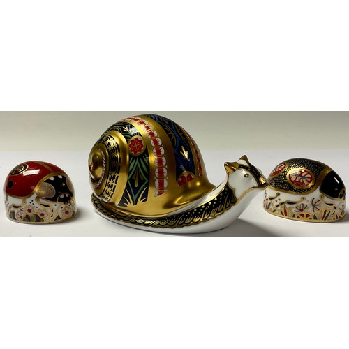 178 - A Royal Crown Derby paperweight, Garden Snail, limited edition 1622/4500, signed, gold stopper, cert... 